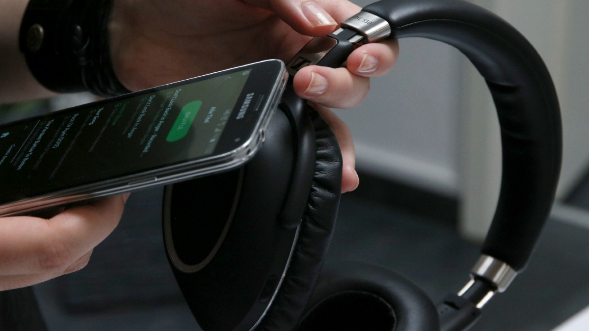 Wie NFC in Bluetooth-Geräten das Verbinden mit dem Smartphone erleichtert