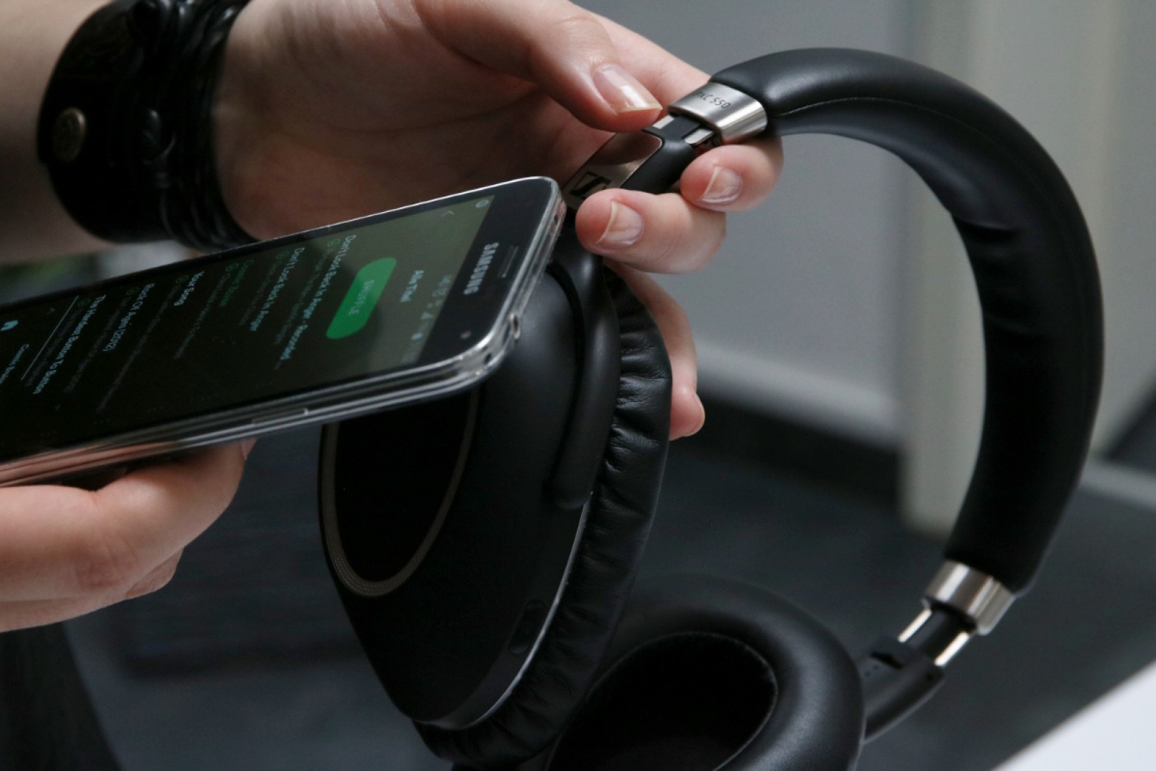 Wie NFC in Bluetooth-Geräten das Verbinden mit dem Smartphone erleichtert