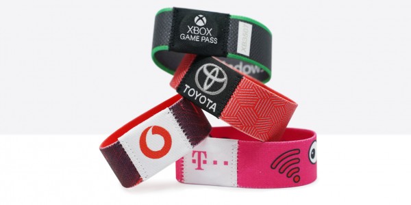 NFC wristbands as intelligent giveaway with added value for trade fairs